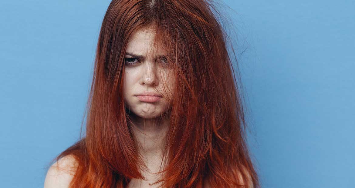 Mulher Ruiva Com Expressao Emburrada